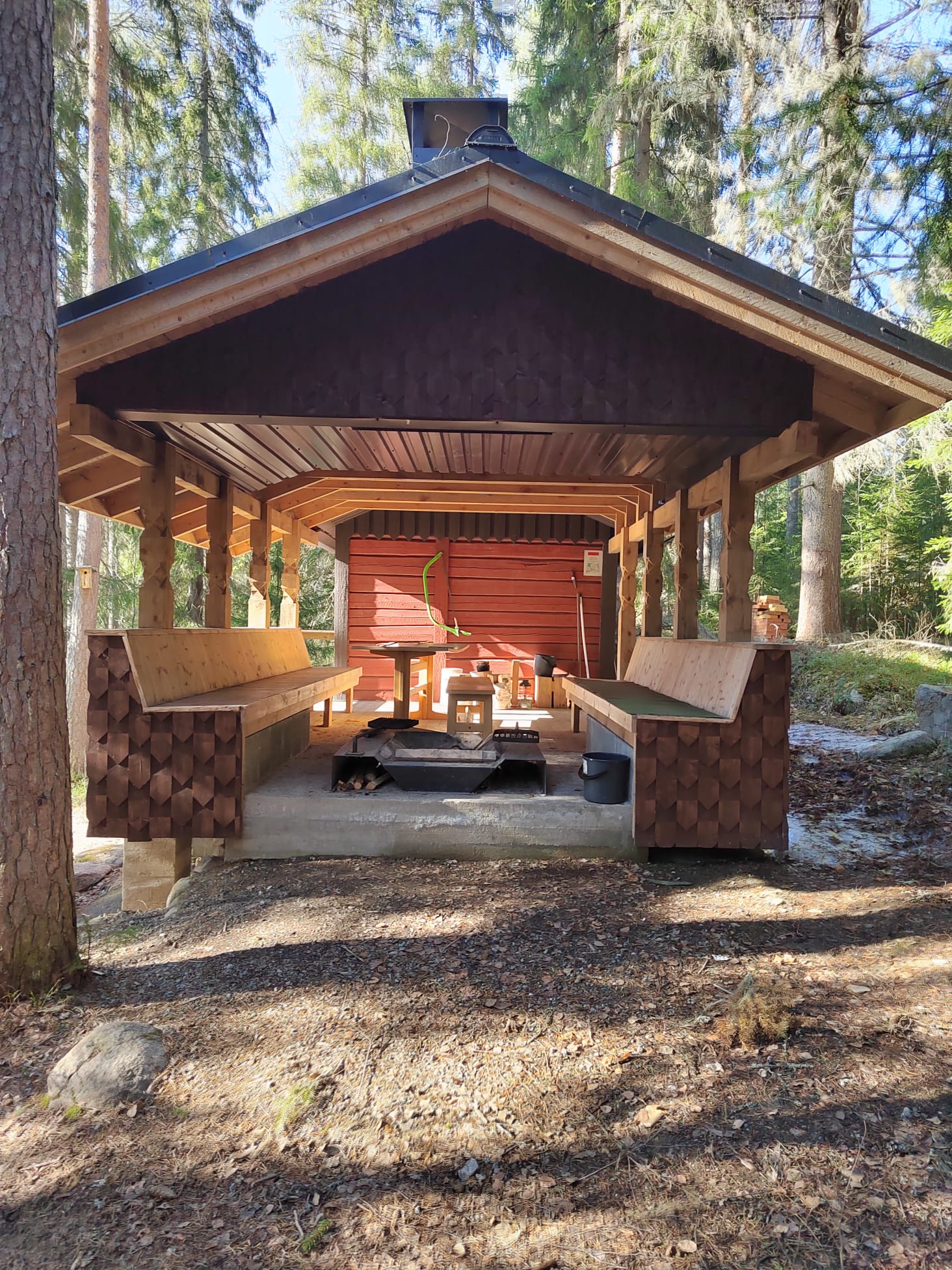 Katettu tulipaikka, betonilaattapohja, penkit. Ei esteetön.