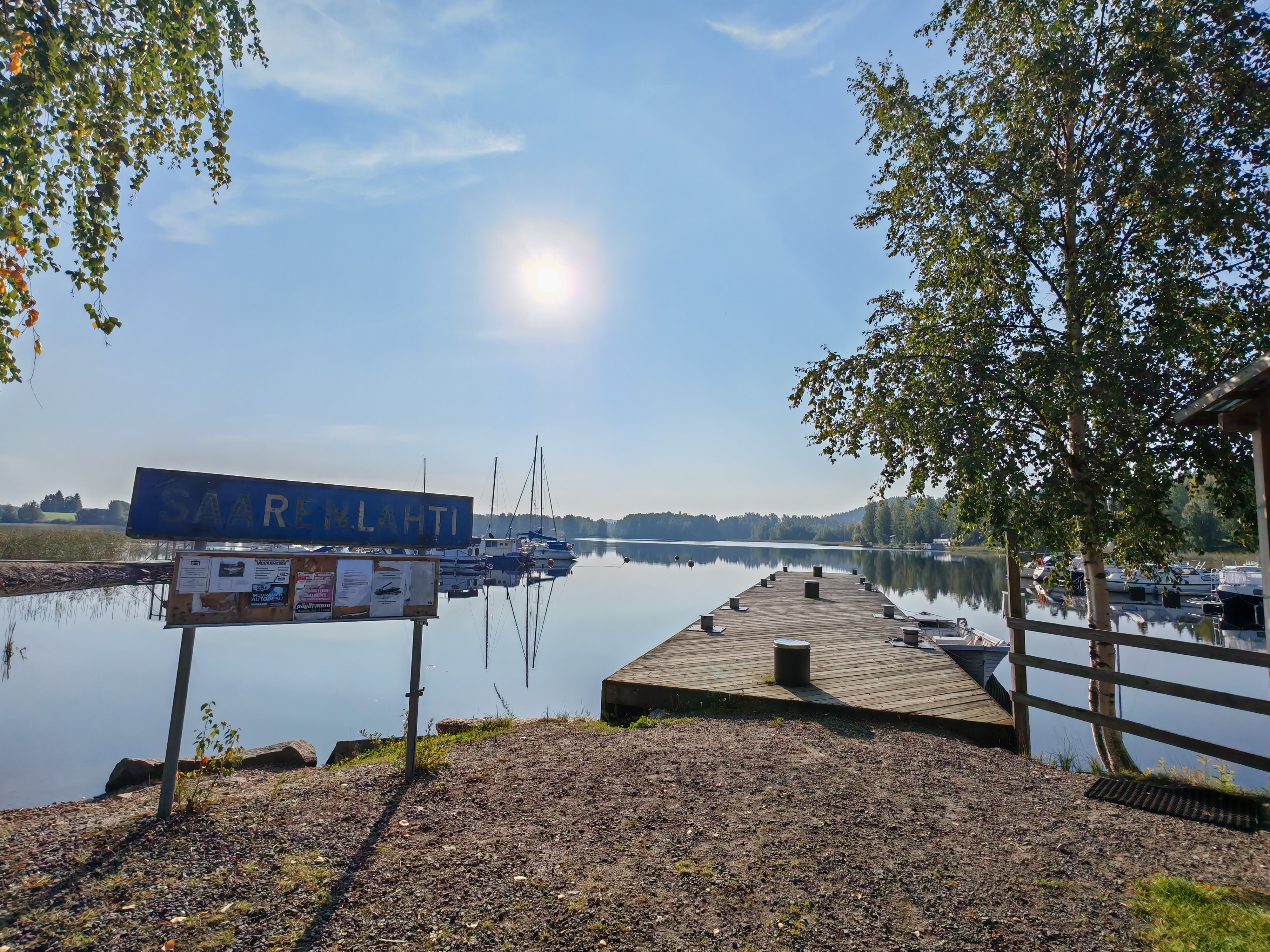 Tässä esteettömässä kalastuspaikassa voit kalastaa suoraan venelaiturilta. Alueella on yleisiä kalalajeja, kuten ahventa, haukea ja särkikaloja, joten kalastaminen on helppoa ja mukavaa.