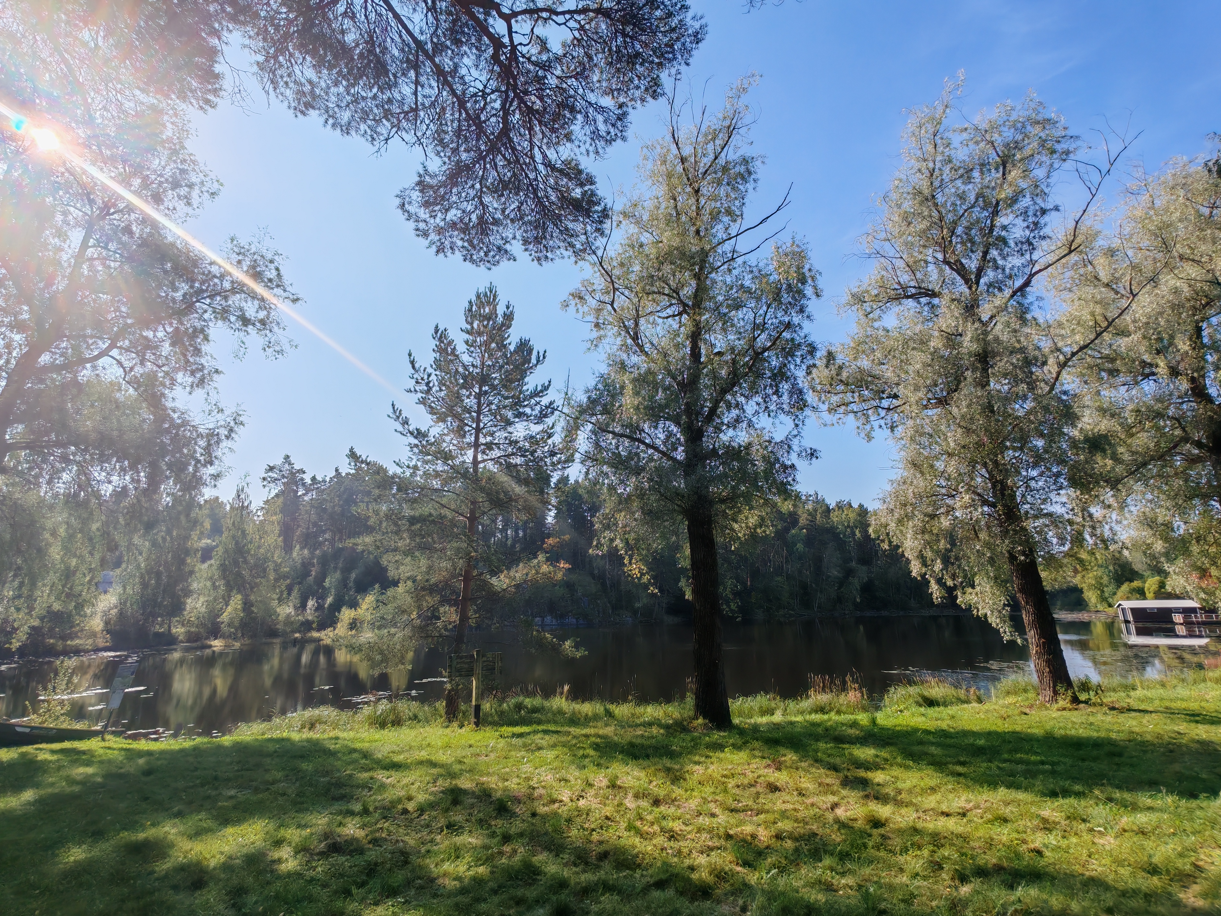 Kuvassa näkyy Liekkilammet. Lampi alkaa vihreän nurmialueen jälkeen. Rannassa on isoja puita. Liekkilammet koostuvat kahdesta toisiin kytköksissä olevista lammista. Tyypillisin kalalaji on kirjolohi, jota istutetaan lampiin.