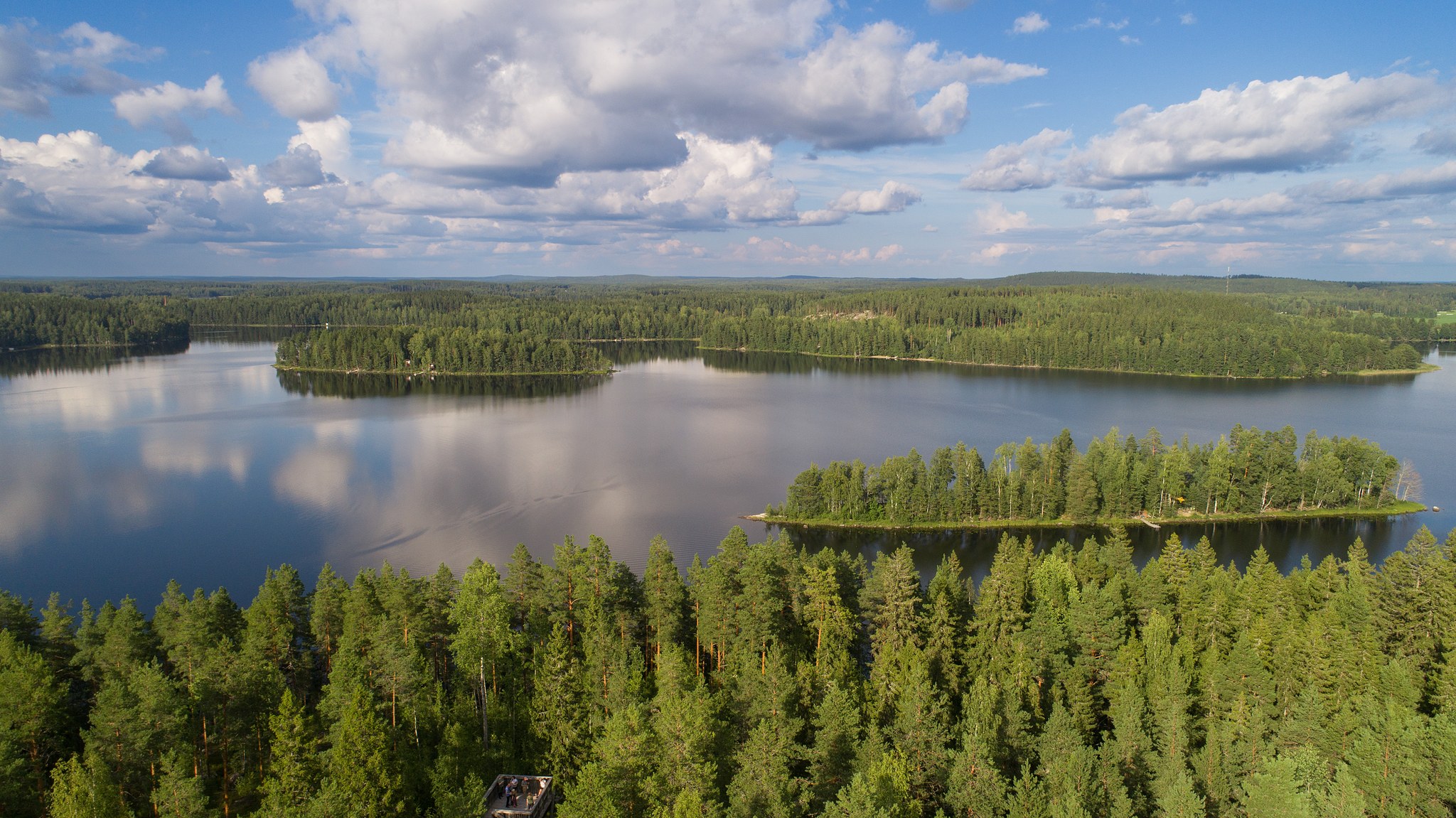Maisemakuva järvestä ja metsäalueista.
