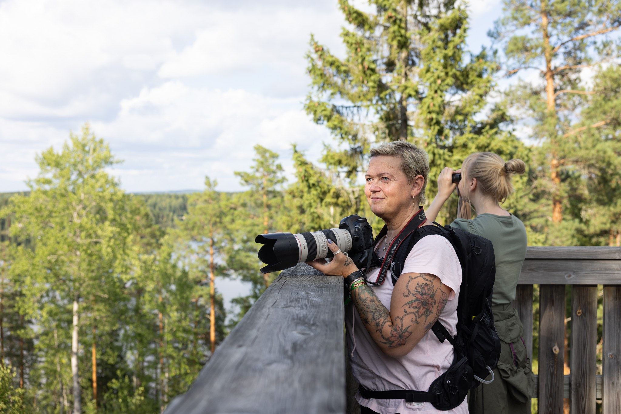 Nainen on kameran kanssa näkötornissa.