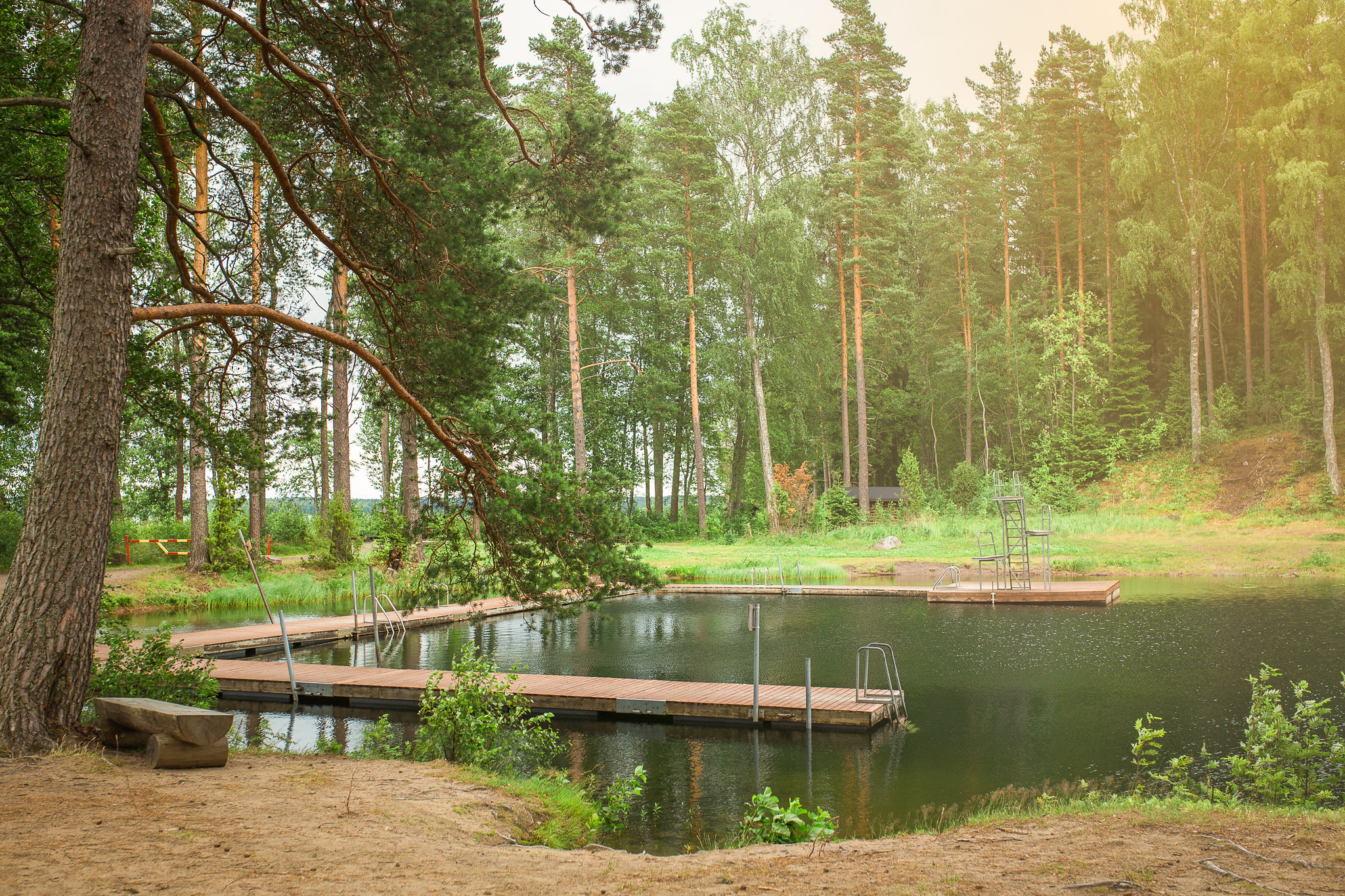 Iso kolmiosainen laituri järvellä.
