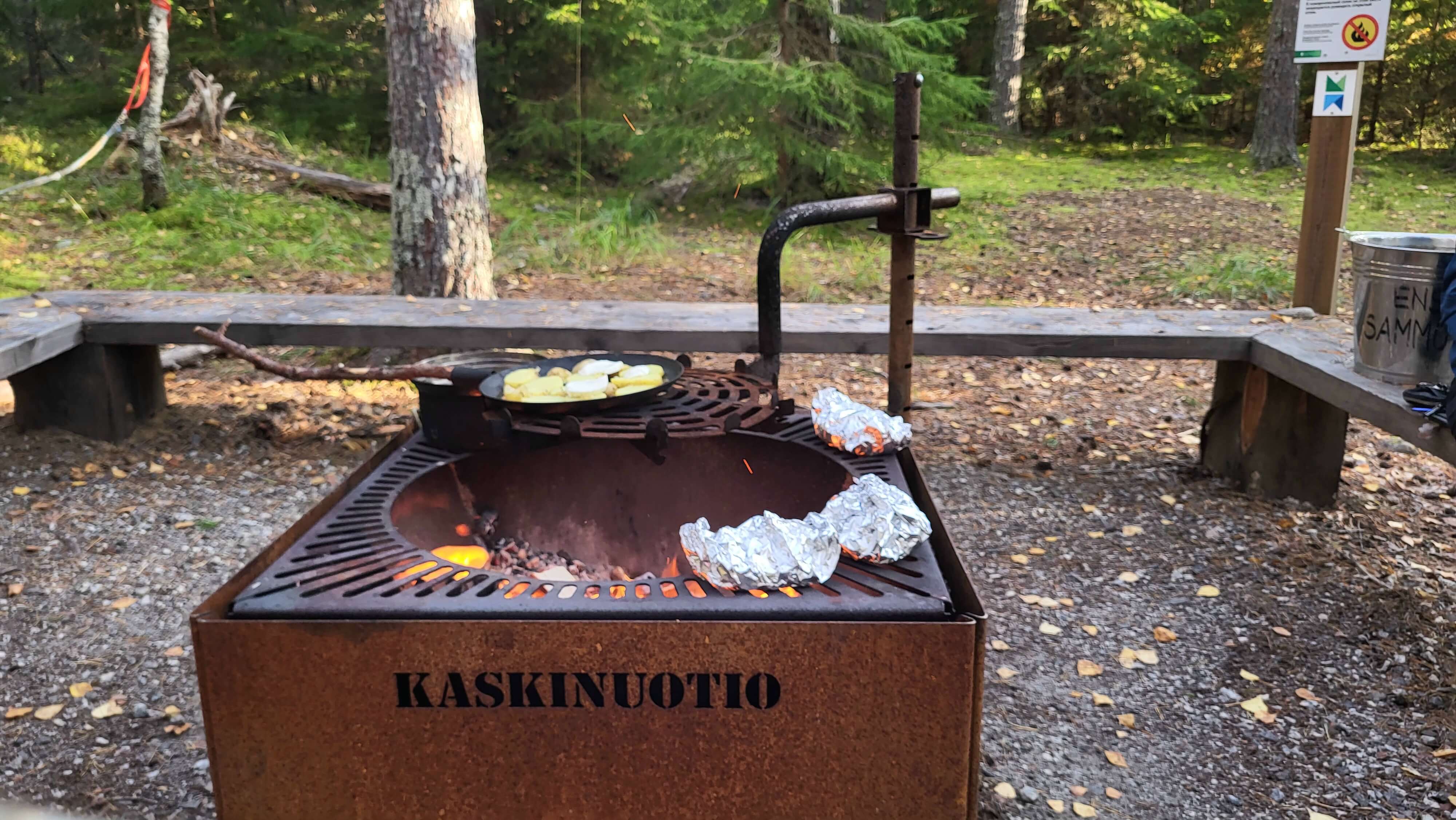 Komionlampien telttailualueen kaskinuotio
