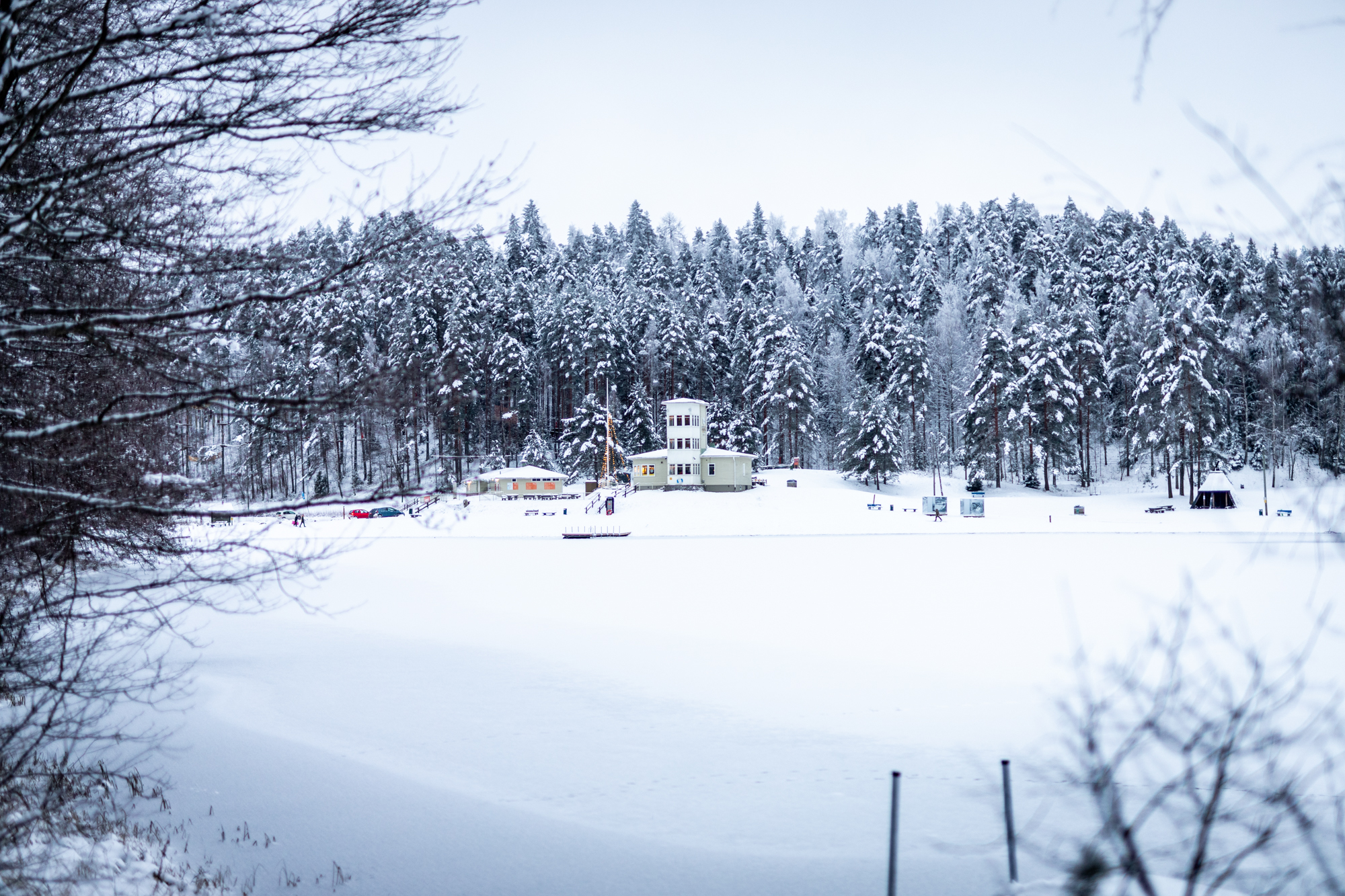 Talviasuinen kahvilarakennus. Edessä jäätynyt järvi