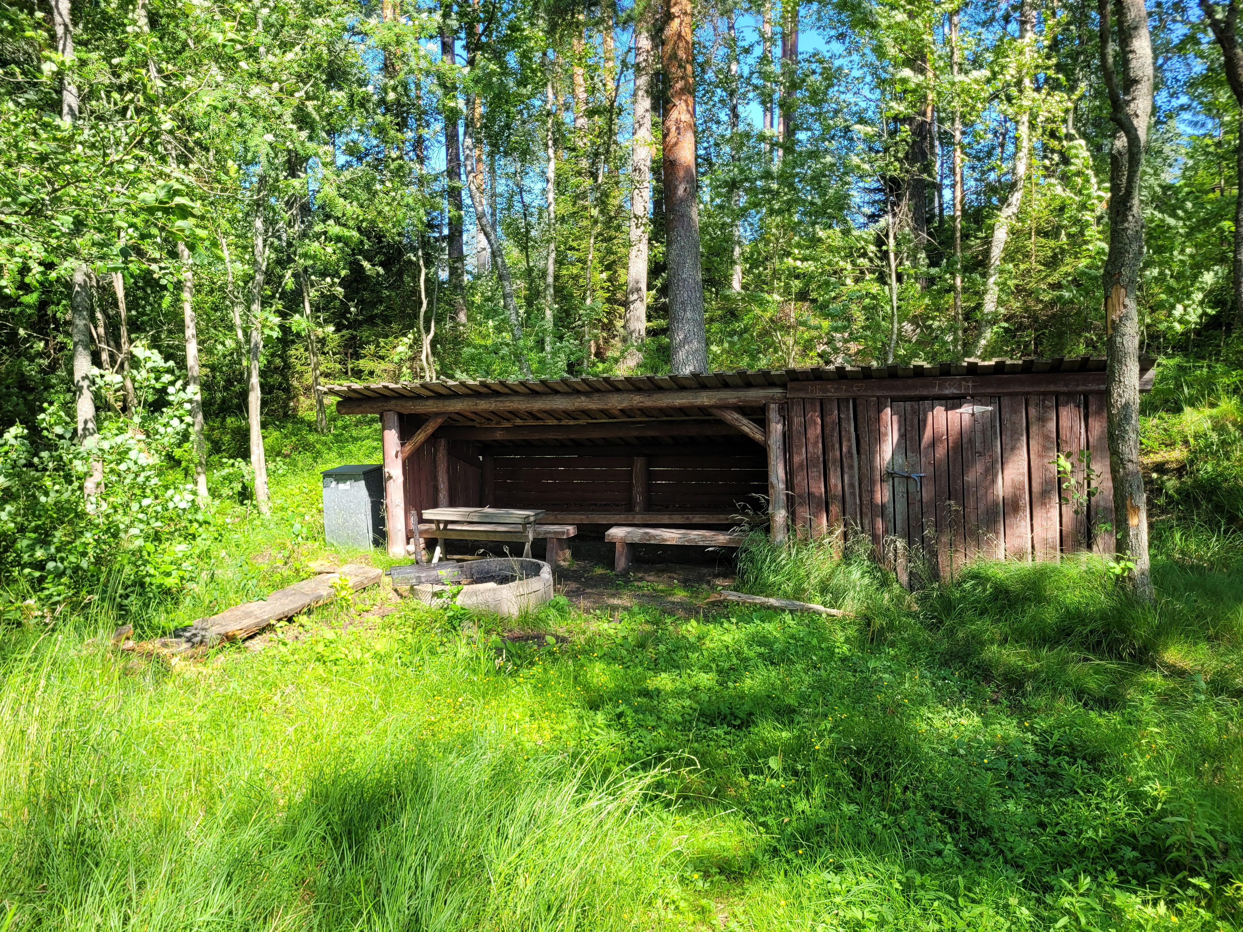 Kuvassa on Hinkanniemen laavu ja tulipaikka.