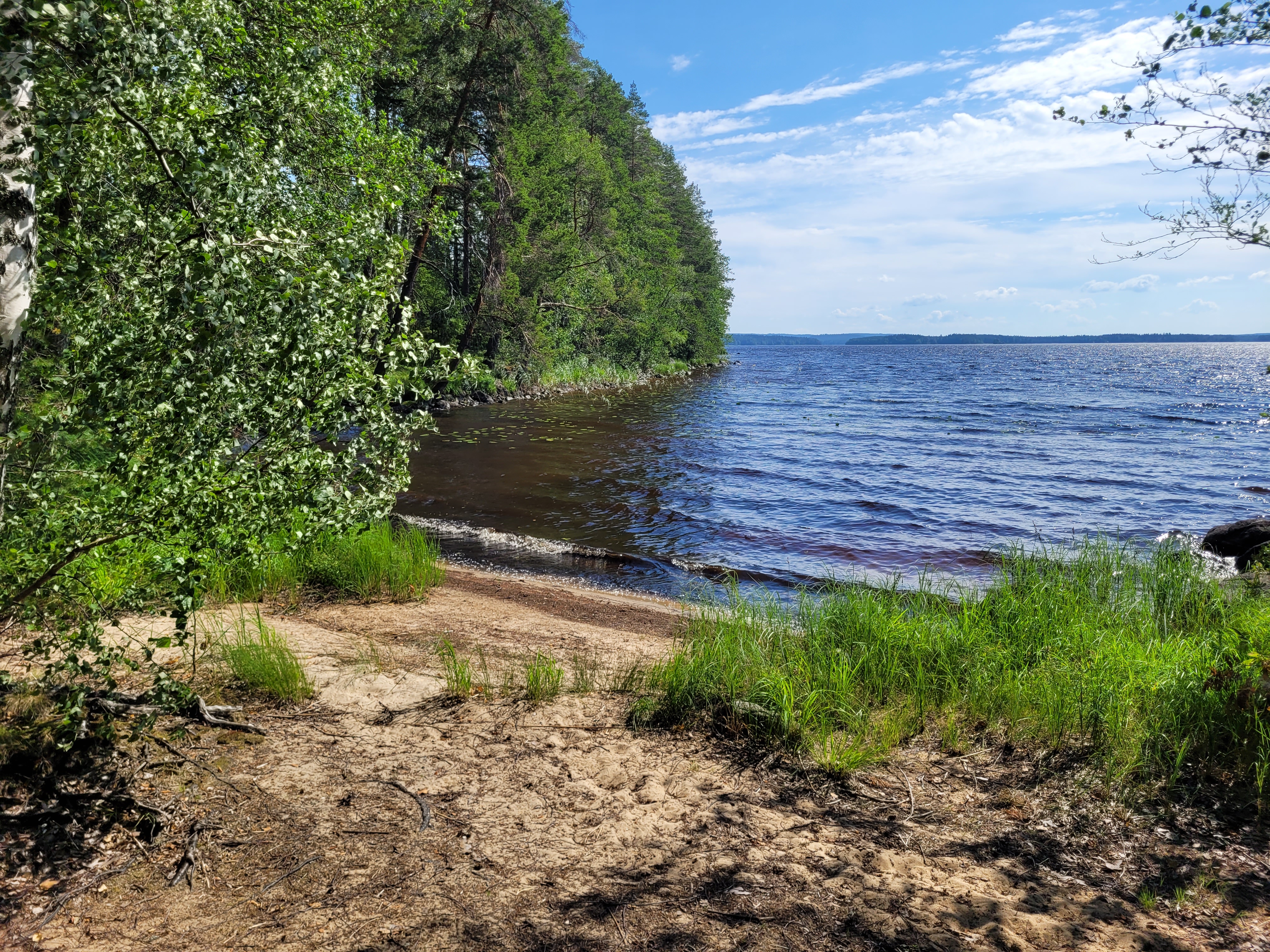 Kuvassa on Hinkanniemen laavulla sijaitseva hiekkaranta ja maisema Keurusselälle.