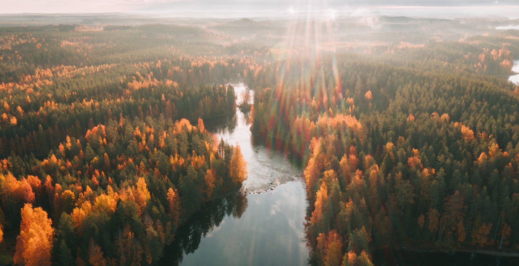 Syksyinen Kapeenkoski ja metsä ylhäältä kuvattuna.