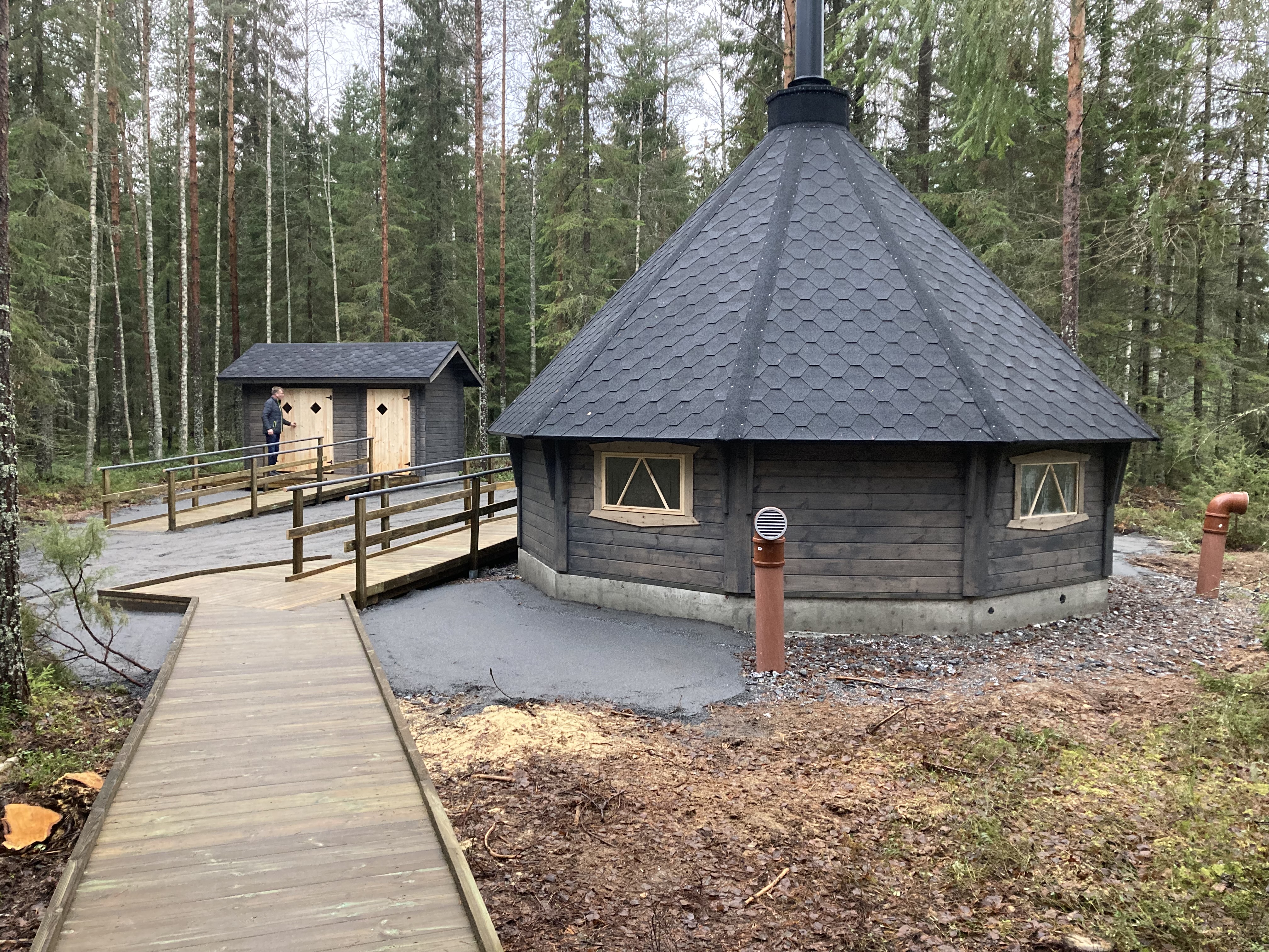 Esteetön kota metsässä