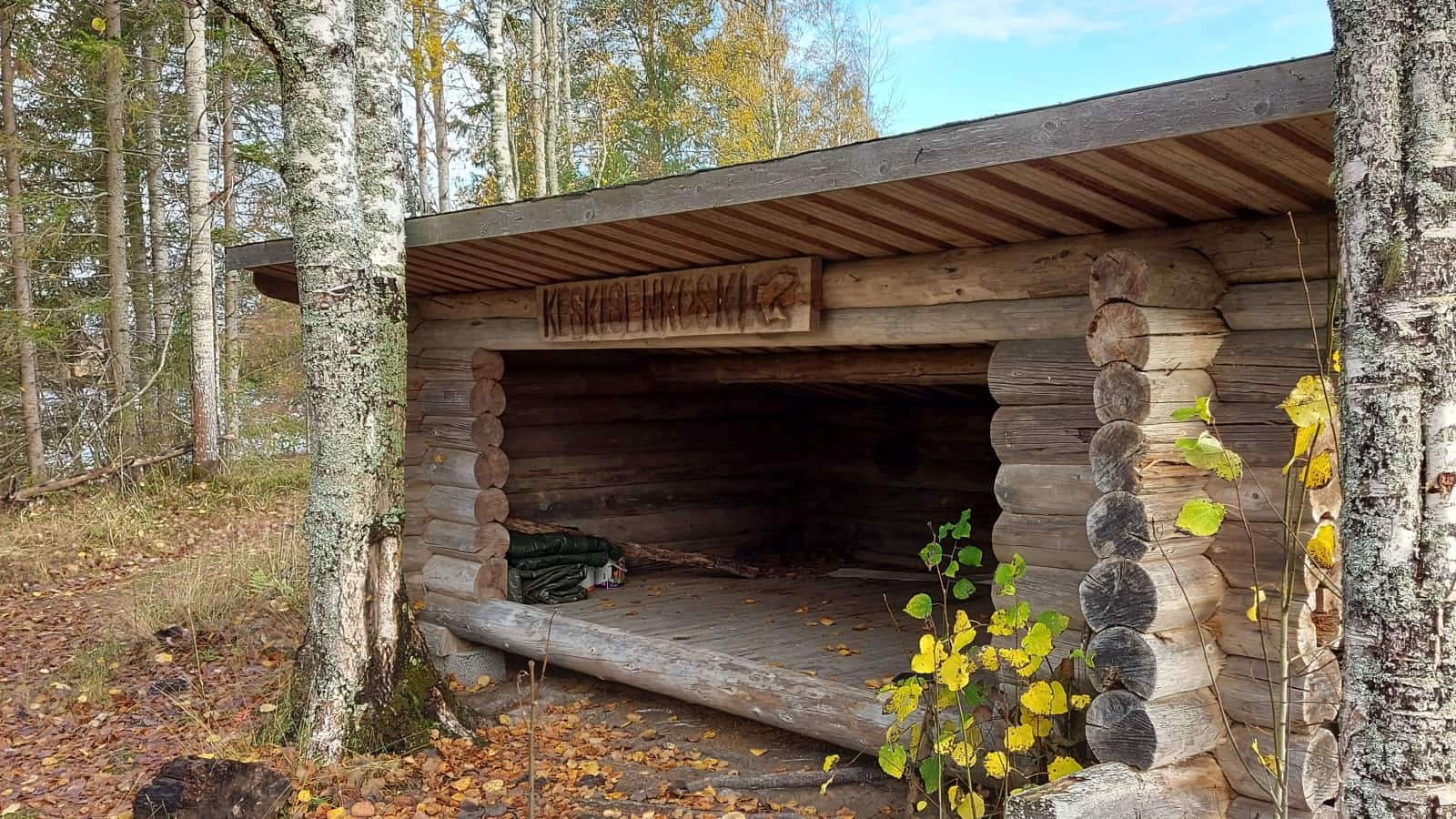 Laavu ruskaisessa metsässä.