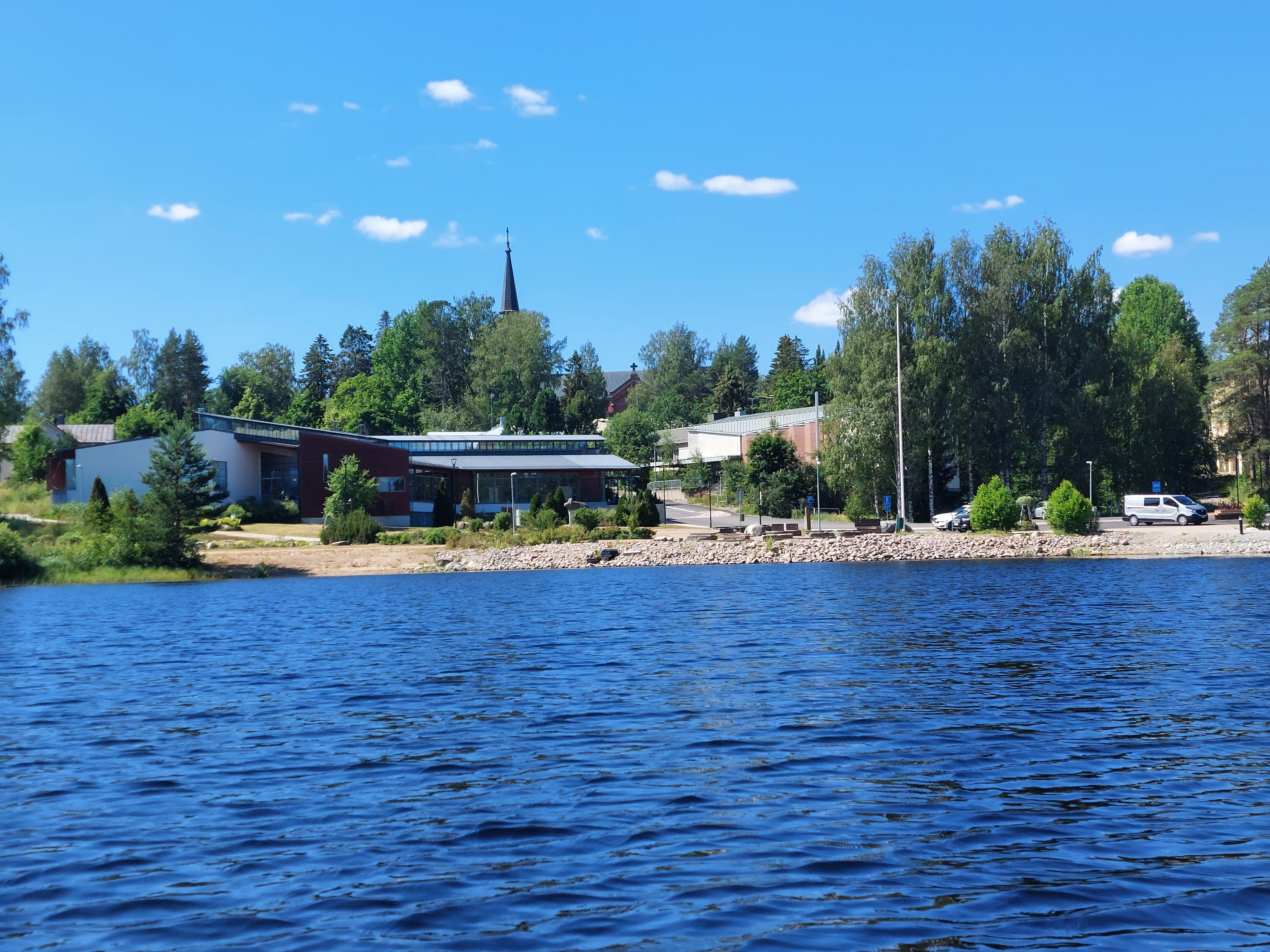 Keuruun kirjasto järveltä päin.