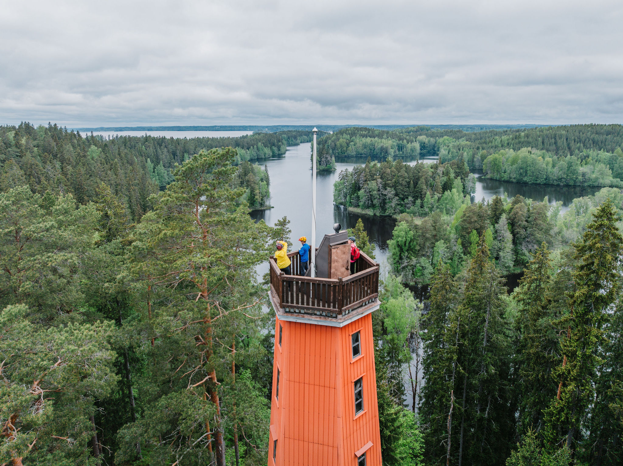Pyöräilijät ovat nousseet Kaukolanharjun näkötorniin katsomaan järviylängön maisemia.