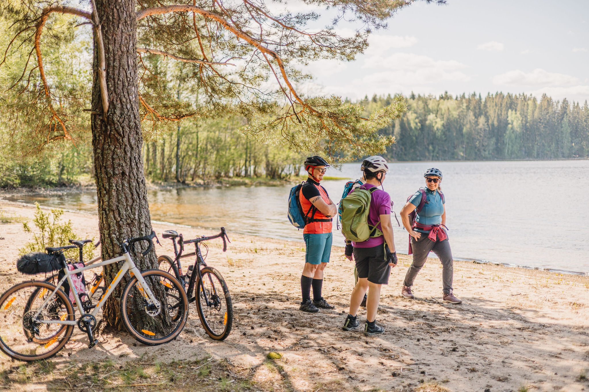 Pyöräilijät järven rannalla.