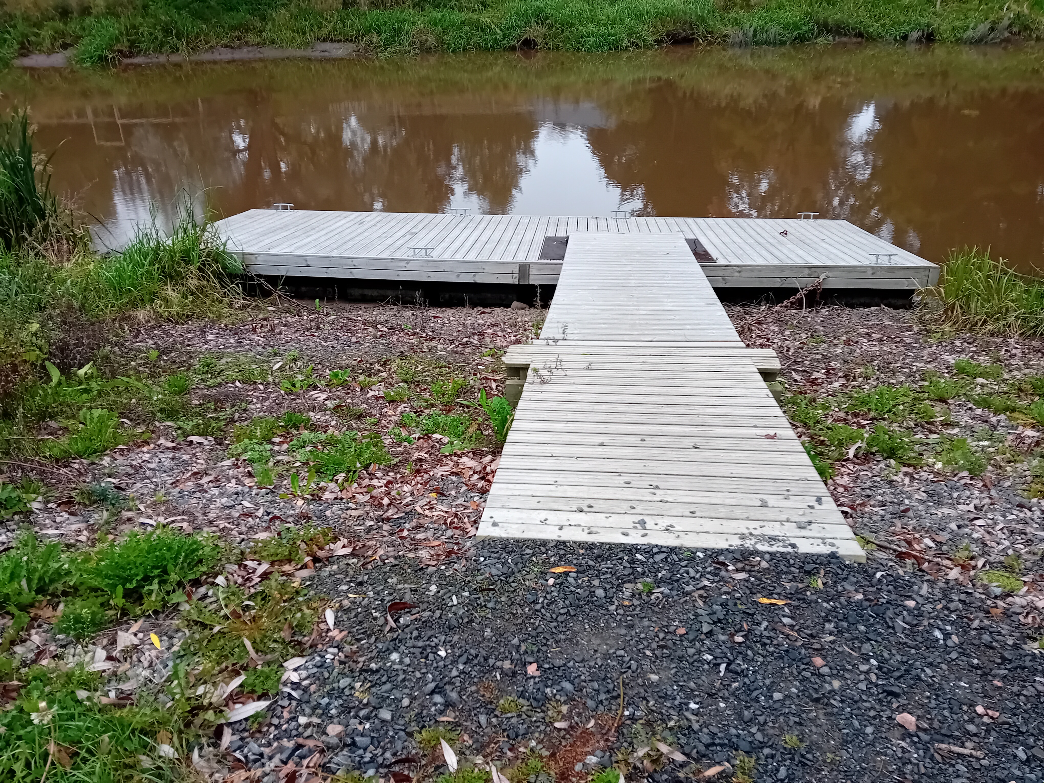 Kuva laiturista Ypäjän kuskustassa Loimijoen rannalla