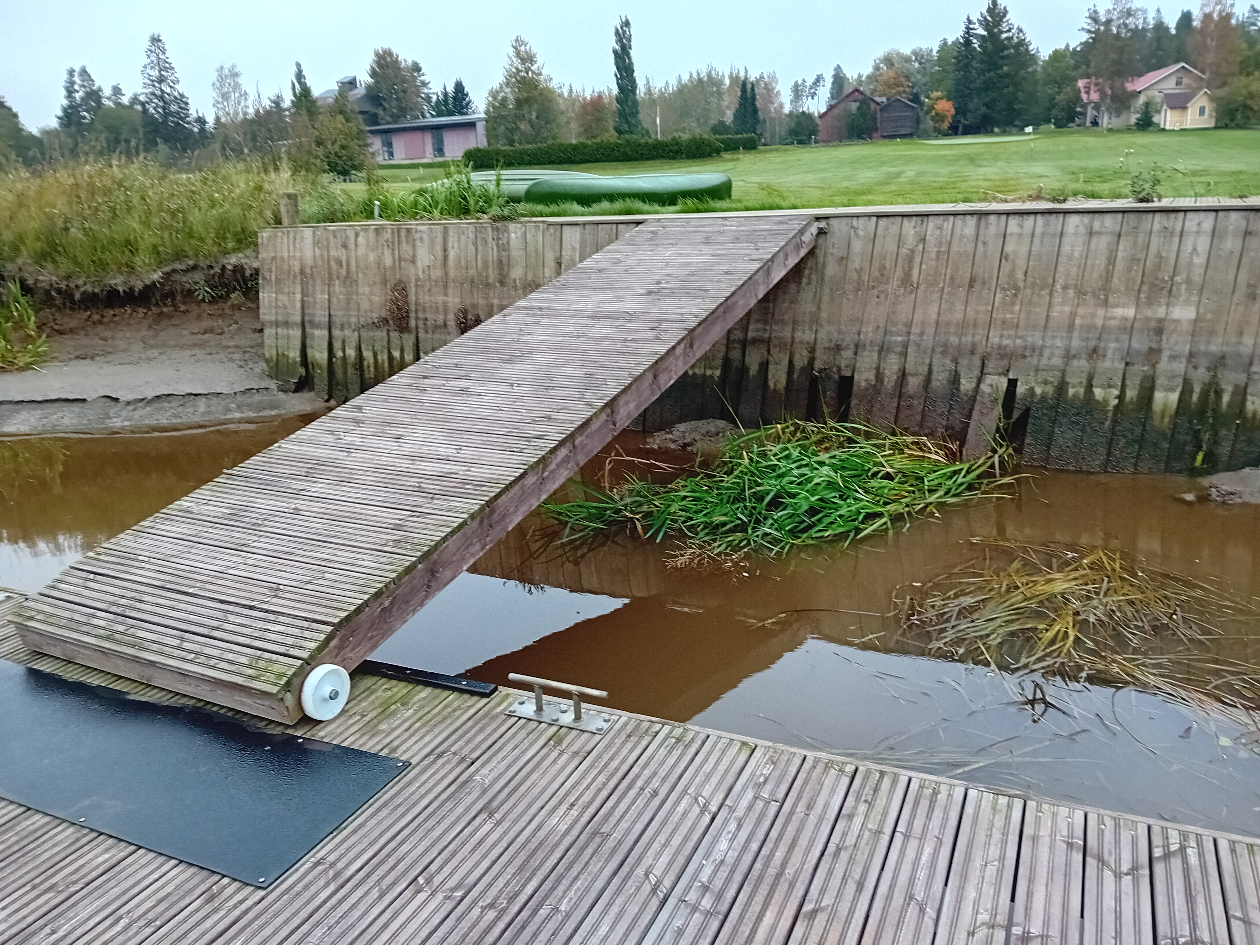 Kuvassa etualalla laituri ja takana Loimijoki Golfin rakennuksia.