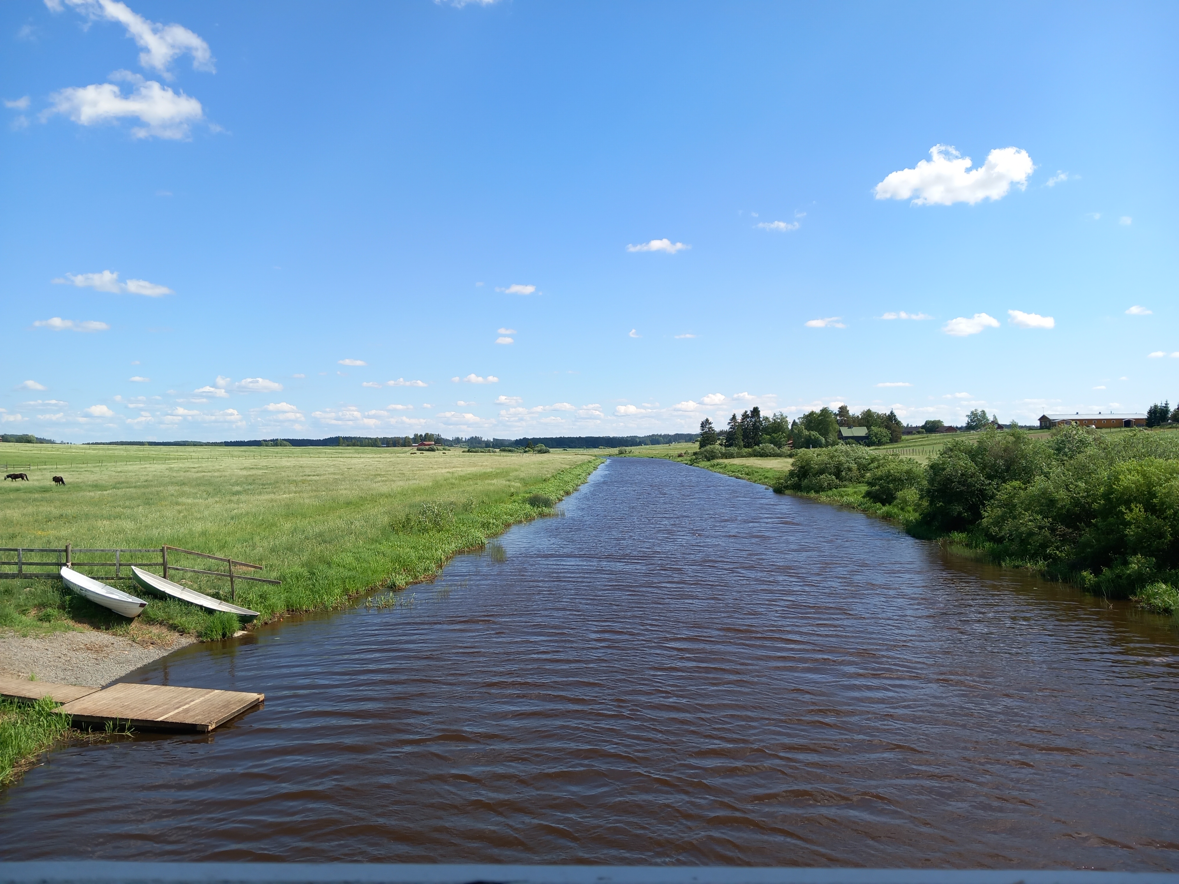 Kuvassa Loimijoki kuvattuna kesällä. Kuvassa myös Poukkasillan laituri, johon voi rantautua.