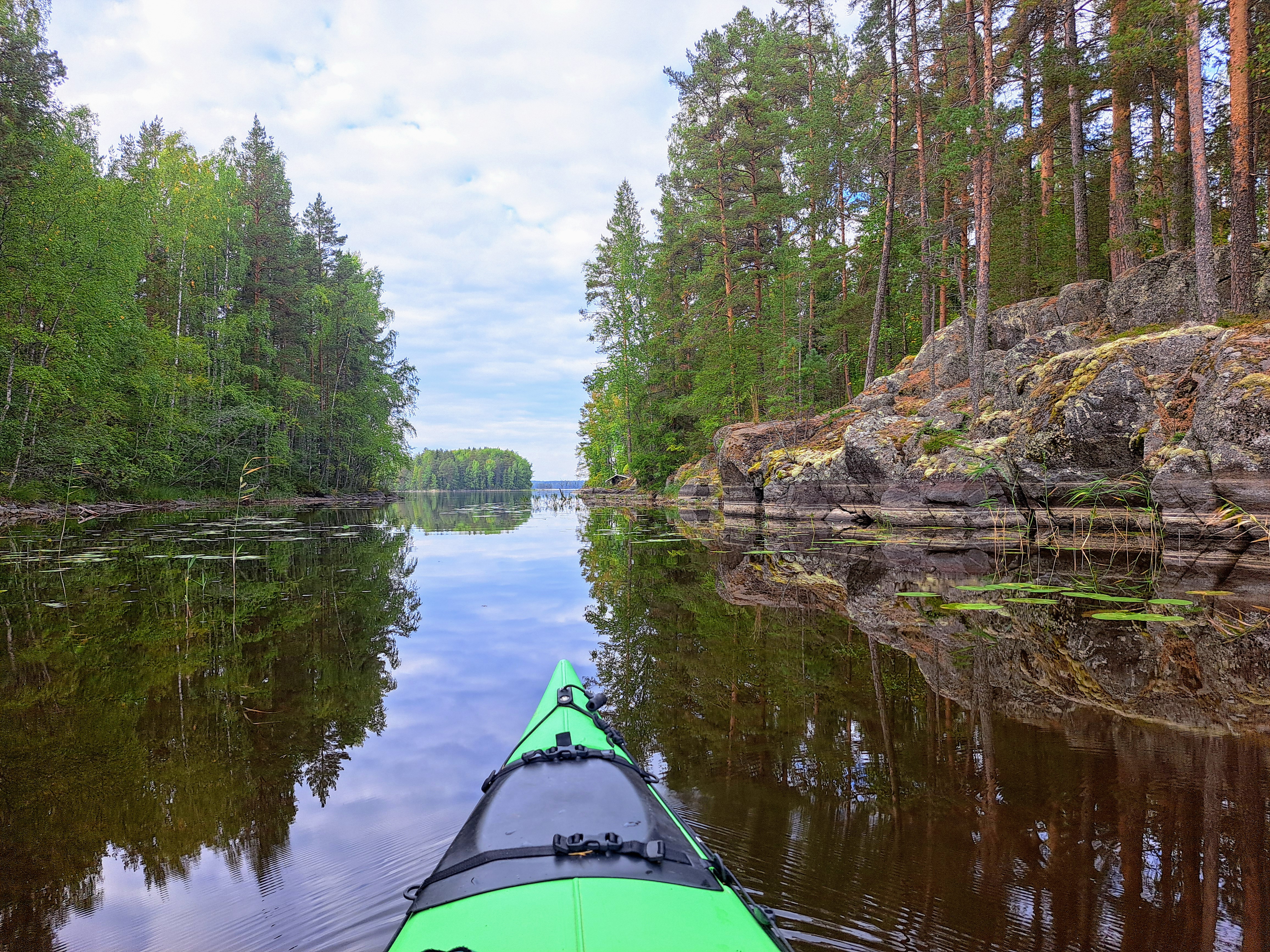 Kajakin keula näkyy etualalla, ja edessä siintävät Aittosalmen kalliorannat veden ympäröiminä.