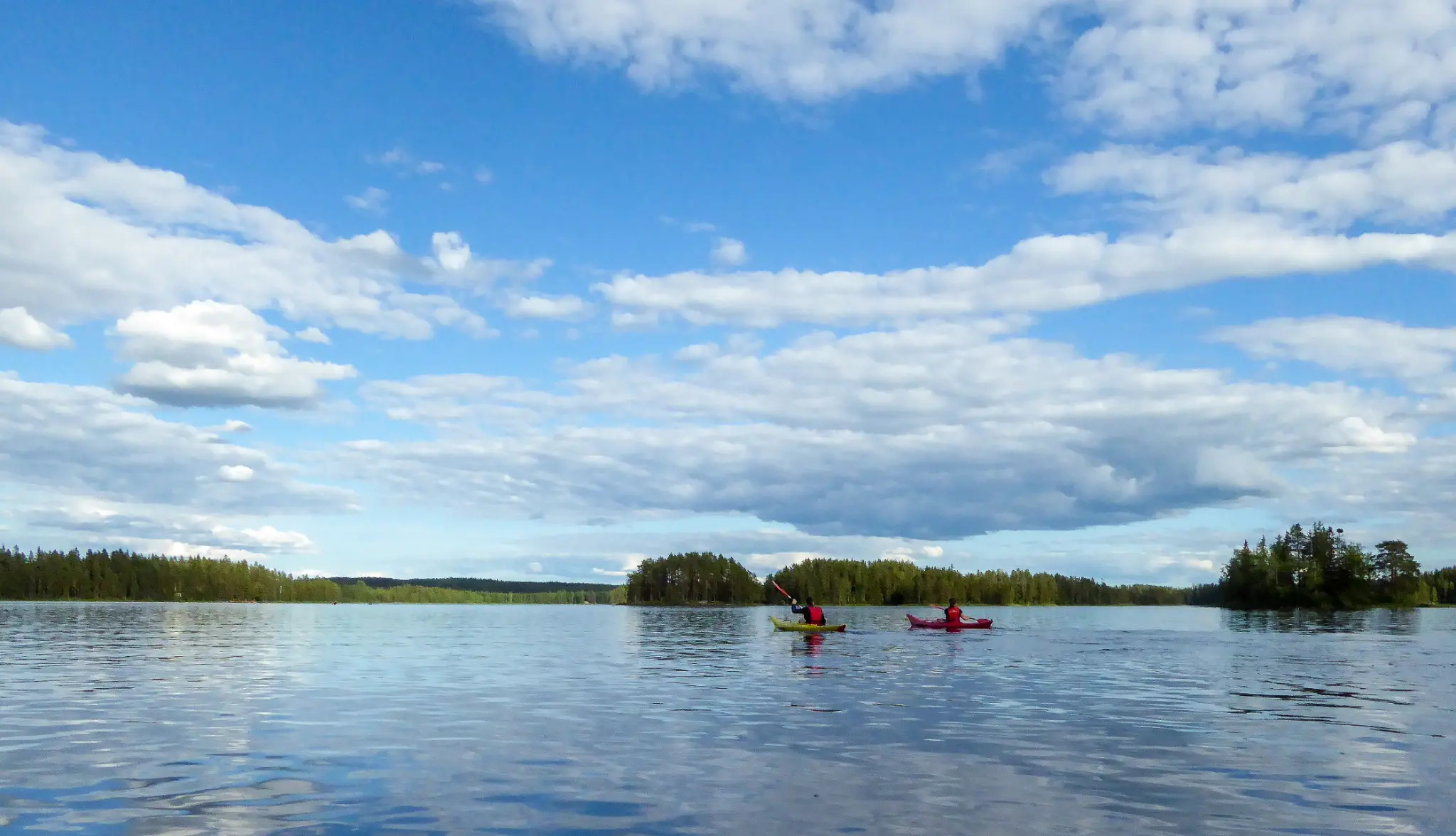 Kaksi melojaa järvellä