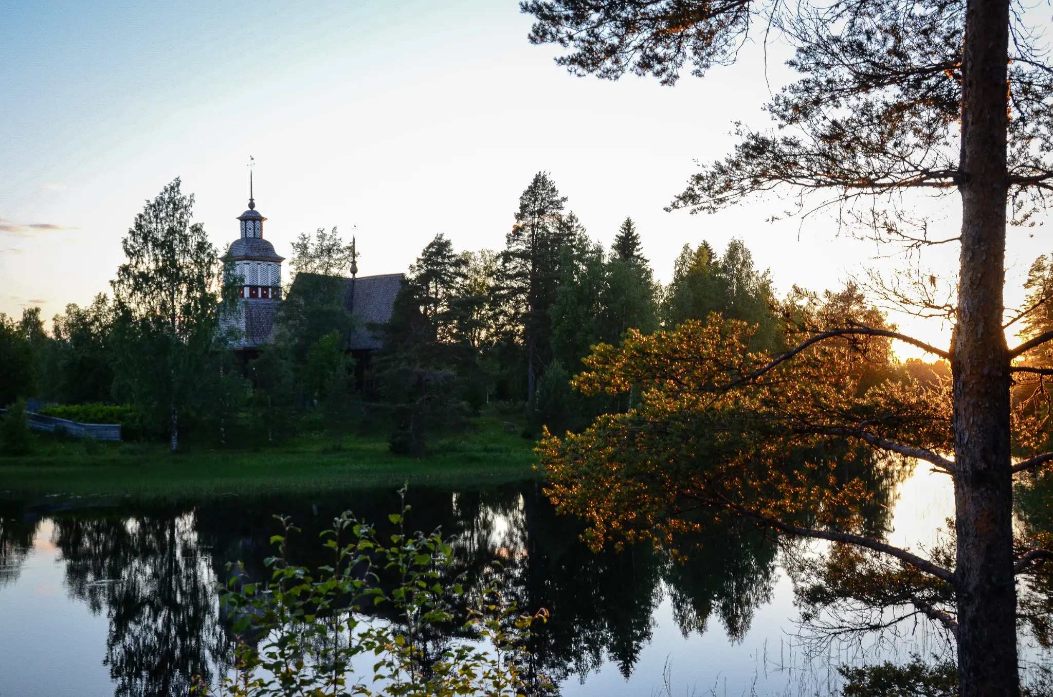 Petäjäveden vanha kirkko joelta.